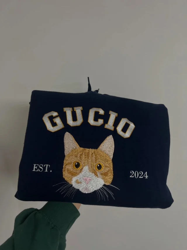 Masz zdjęcie swojego pupila? My zajmiemy się resztą 🪡
U nas możesz w pełni spersonalizować haft:
-portret zwierzaka na podstawie zdjęcia
-wybierz kolor liter, dodaj datę, inicjałyTo nie jest zwykła bluza. To bluza z historią 🤍ZAMÓWIENIA PRZYJMUJEMY NA NASZEJ STRONIE INTERNETOWEJ: www.tulipanka-store.pl
📩 lub napisz do nas wiadomość!Tulipanka Haft | personalizowana odzież | haft zwierzaka | bluza z haftem