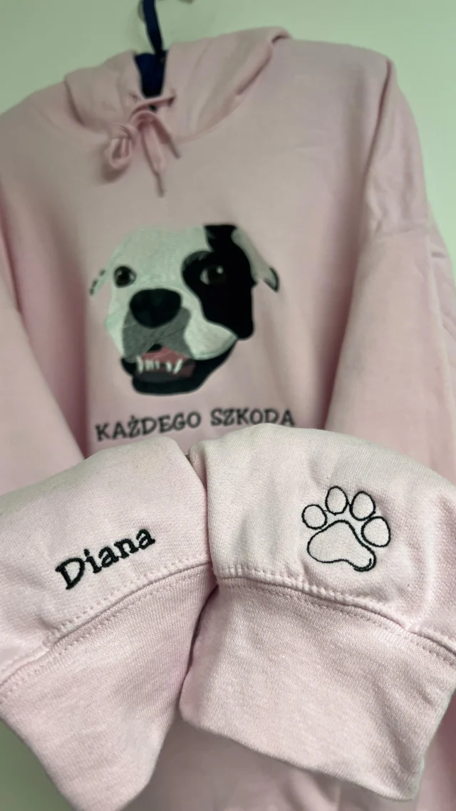 To nie jest zwykła bluza. To prezent stworzony od podstaw - z myślą o jednej, konkretnej osobie… i jej zwierzaku 🐾Haft wykonany na podstawie zdjęcia, imię na rękawie, ulubione powiedzenie, małe detale, które robią wielką różnicę.
Bo najlepsze prezenty są osobiste 🤍ZAMÓWIENIA PRZYJMUJEMY NA NASZEJ STRONIE INTERNETOWEJ: www.tulipanka-store.pl
📩 lub napisz do nas wiadomość!🎁świetny pomysł na prezent
🪡Haft personalizowany
✨Dodaj imię, datę, inicjał, symbol