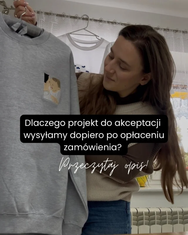 Zanim powstanie haft - tworzymy projekt, który przesyłamy Wam do akceptacji 🪡✅Czasami dostajemy pytania, czy możecie najpierw zobaczyć projekt i wtedy zdecydować, czy złożycie zamówienie.Stworzenie projektu, to tak właściwe stworzenie programu do hafciarki, dzięki któremu maszyna później wie, co i w jakiej kolejności ma wykonać. To nasz czas, uważność i ręczna praca.Dlatego u nas do projektu przechodzimy dopiero po złożeniu i opłaceniu zamówienia. Dlaczego tak? Bo projekt to już część naszej pracy - wkładamy w niego serducho, kreatywność i doświadczenie.Ale!
Zawsze masz możliwość powiedzieć: „tak, kocham to!” albo: „dajmy oczko bardziej w prawo”. Nie haftujemy niczego w ciemno - wszytko ustalamy razem.U nas zamówienie to: projekt, odzież i haft - i sporo serca na dokładkę. Bo to wszystko naprawdę robimy z myślą o Tobie 🪡🌷#personalizowanaodzież #tulipankahaft