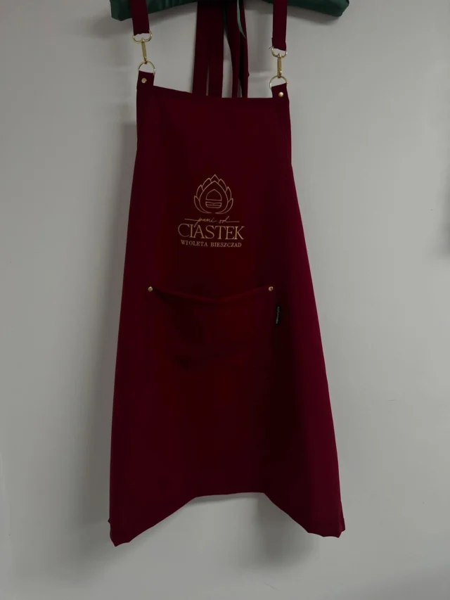 Ten detal mówi o Twojej firmie więcej niż wizytówka.Haft logo na fartuchu =  detal, który robi ogromną różnicę ✨Personalizowana odzież firmowa to spójny i profesjonalny wizerunek marki.Wykonujemy hafty już od pojedynczych sztuk - dla firm, zespołów i marek 🤍