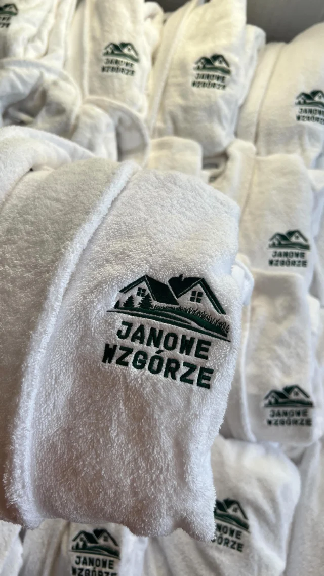 Tam, gdzie liczy się jakość - tam jest haft, który robi różnicę 🧵✨Każdy projekt traktujemy indywidualnie, dbając o perfekcyjne odwzorowanie Twojego logo💬Masz pomysł? Razem stworzymy coś wyjątkowego.Pamiętamy, że Twoje logo pracuje dla Ciebie każdego dnia, więc dbamy, aby każdy haft, który tworzymy, pokazywał jego wartość w najlepszym wydaniu.#haftkomputerowy #logo #dlafirm