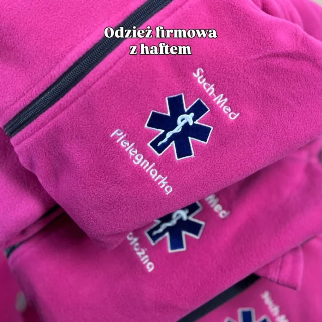 Odzież firmowa z haftem 🧵
Haft to trwałe i estetyczne rozwiązanie, które buduje spójny wizerunek marki.Wykonujemy hafty na odzieży już od 1 sztuki🪡Do każdego zamówienia przygotowujemy projekt i wysyłamy go do akceptacji ✨Wyróżnia nas indywidualne podejście - sprawdź dostępne o nas opinie!Jeśli tworzysz swoje miejsce - zadbaj o detale 🤍 Napisz do nas 💬#haftkomputerowy #branding