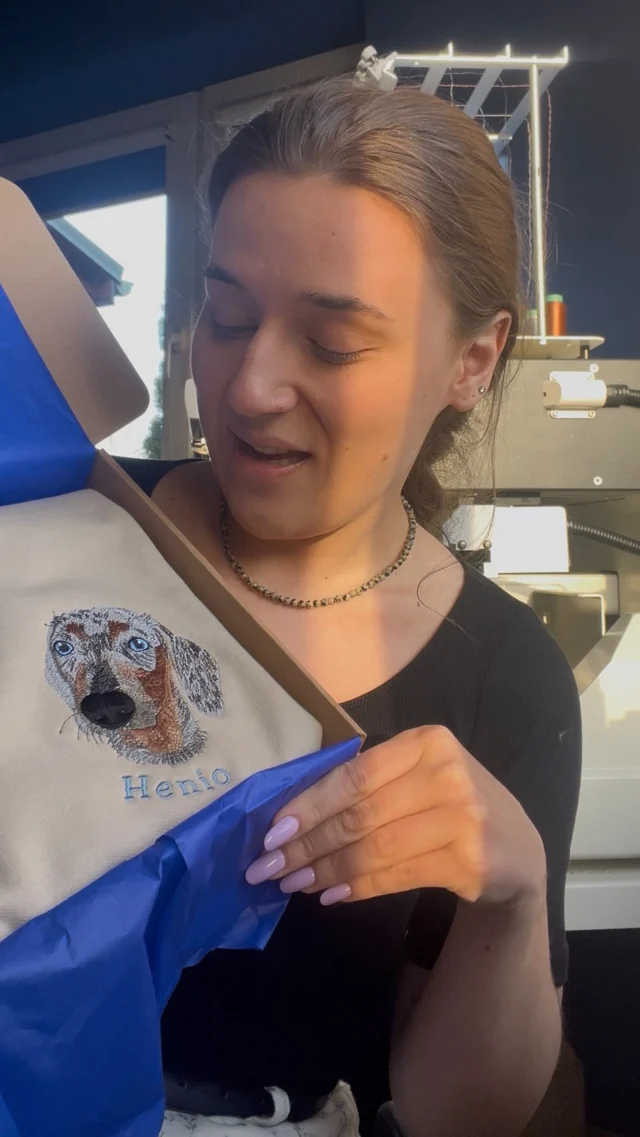 Ten detal na rękawie zmienia wszystko.. 👀To nagranie sprzed wysyłki 🤍 Bluza z Heniem i małym, ale bardzo znaczącym detalem.. łapka na rękawie w kolorze jego oczu 🧵✨Takie elementy zawsze robią największą różnicę - bo to już nie jest tylko haft, ale coś naprawdę osobistego.Ta bluza była zamówiona jako prezent, wiemy, że dotarła do swojej właścicielki 🥹Uwielbiam moment, kiedy projekt z naszej pracowni trafia do kogoś i zaczyna mieć swoją historię 🤍Każdy haft tworzymy od postaw - na bazie zdjęcia, pomysłu i tego, co dla Was ważne ✨#pomysłnaprezent #sentymentalnie #haftkomputerowy