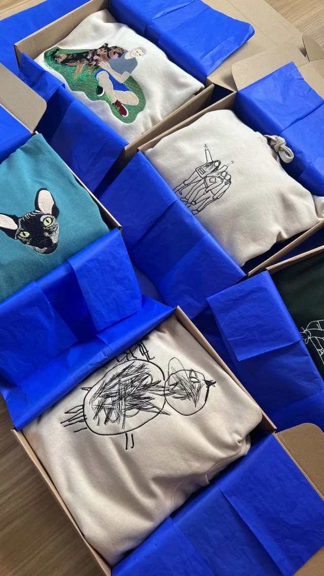 Pakujemy kolejne zamówienia 🤍📦Każda z tych bluz została wykonana na podstawie zdjęcia, projektu lub pomysłu przesłanego przez klienta 🧵✨🔹haft z rysunku dziecka
🔹konturowe wzory postaci
🔹hafty postaci na podstawie zdjęć
🔹hafty zwierzaków 🐾Każdy projekt jest inny i tworzony od podstaw - dokładnie pod Wasz pomysł 🤍✨Zamówienia możecie składać przez stronę tulipanka-store.plBluzy 100% bawełniane dostępne są pod zamówienie przez wiadomość