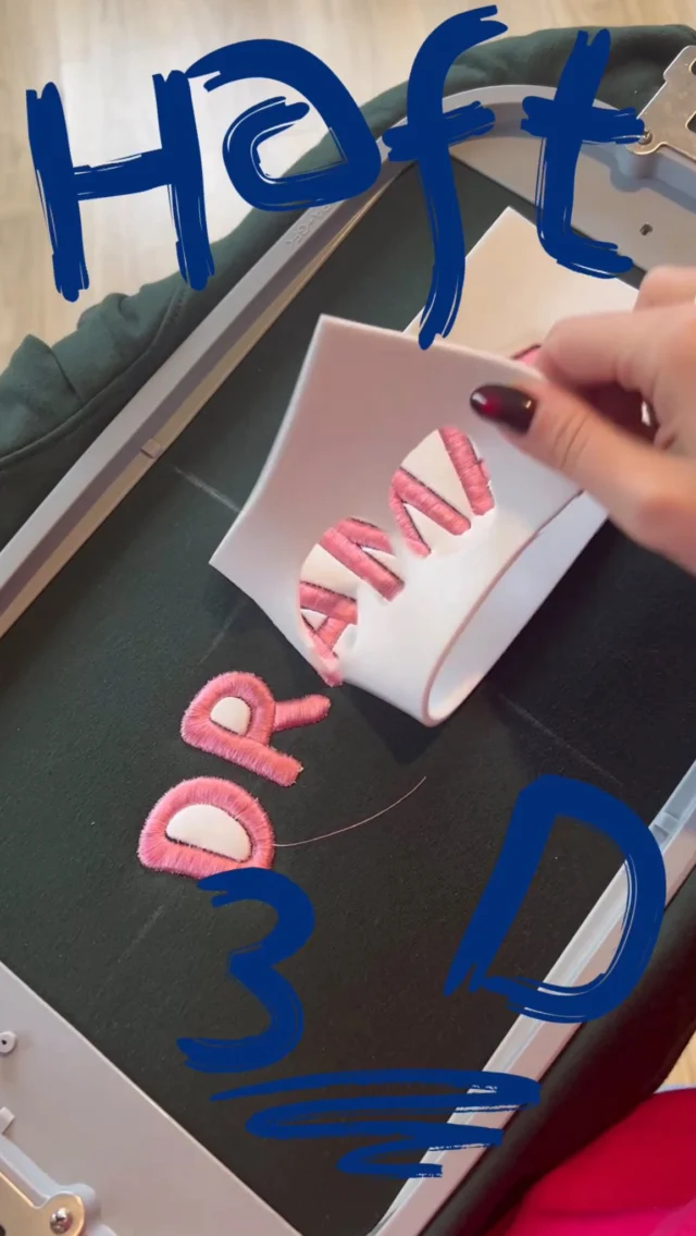 Nie każdy widzi ile pracy kryje się za gotową bluzą 👀Haft 3D to jeden z tych detali, które sprawiają, że zwykła bluza staje się czymś wyjątkowym. I właśnie dlatego efekt końcowy robi taki DRAMAT 😎Jak oceniasz efekt końcowy???