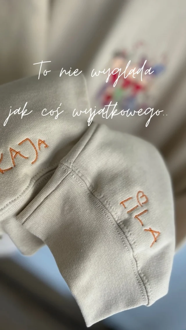 To nie wygląda jak coś wyjątkowego…
dopóki nie poznasz historii 👀To rysunek, który ktoś kiedyś stworzył - i który teraz może zostać na dłużej 🤍Imiona na rękawach zostały wyhaftowane na podstawie odręcznego pisma dzieci.. i właśnie takie detale mają największe znaczenie.To coś więcej niż haft - to sposób na zatrzymanie chwili 🧵✨Takie realizacje są dla nas wyjątkowe. A dla Was?Sprawdź zakładkę OKAZJE>MOM/DADZAMÓWIENIA PRZYJMUJEMY NA NASZEJ STRONIE INTERNETOWEJ: www.tulipanka-store.pl
📩 lub napisz do nas wiadomość!
#haft #dzienmamy #dzientaty