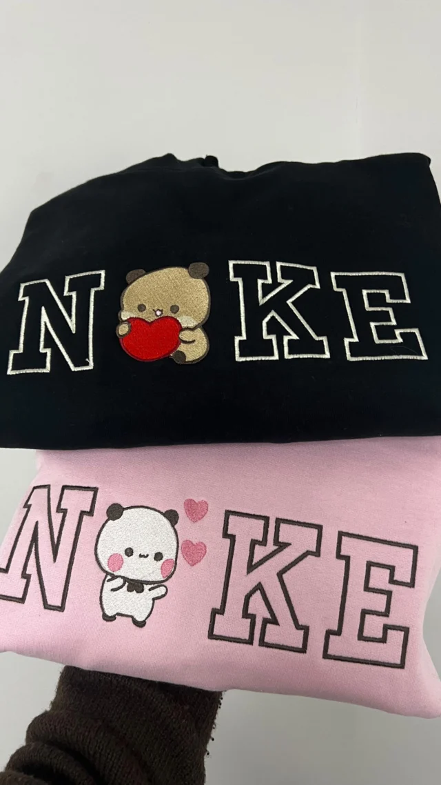 I jak nam wyszło??? 😏
🎁świetny pomysł na prezent
🪡Haft personalizowany
✨Dodaj imię, datę, inicjał, symbolMasz własny pomysł na wzór, a może spodobała Ci się realizacja na naszym profilu? Napisz do nas! 📩Lub zamów na naszej stronie: tulipanka-store.pl#haft #personalizacja #dlapar