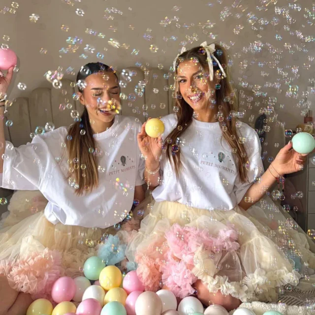 Od pomysłu… do pierwszych realizacji ✨Dziewczyny z @_petit.moments_  niedawno wystartowały i robią to naprawdę pięknie 👀 Koniecznie zajrzyjcie na ich profil!Koszulki z ich logo powstały u nas 🪡Powodzenia - kibicujemy mocno 🤍