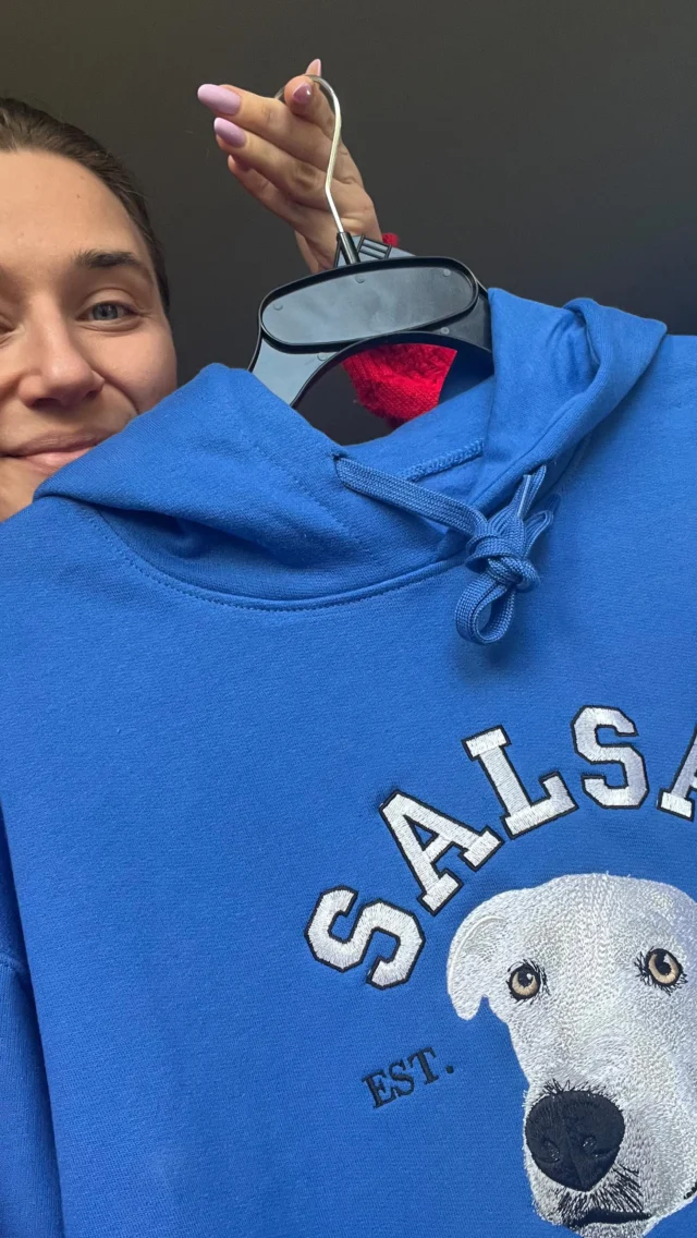 Nie chodzi o sam haft i bluzę, tylko o to, co za nim stoi 🤍
O zdjęcie, które ktoś wysłał,
o wspomnienie, które było ważne,
o moment, do którego chce się wracać.Każdy taki projekt zaczyna się od historii i kończy na czymś, co zostaje na dłużej 🧵To nie jest „kolejna bluza”, to coś osobistego.Jeśli masz coś, co chciałbyś zatrzymać - możemy to dla Ciebie stworzyć ✨📩napisz do nas lub złóż zamówienie przez stronę (link w bio)