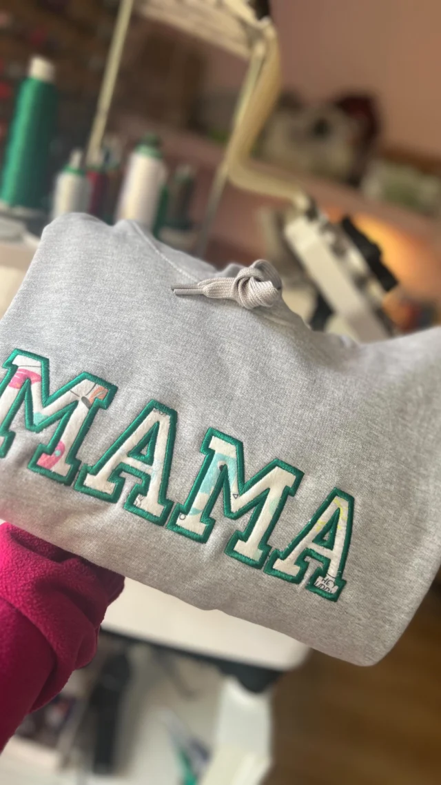 To nie jest zwykła bluza, to wspomnienie zamknięte w materiale.Ubranka, które kiedyś były codziennością.. dziś zostają na zawsze 🧵Jeśli szukasz naprawdę wyjątkowego prezentu na Dzień Mamy - właśnie go znalazłeś ✨Zamówienia na ten produkt przyjmujemy w wiadomości prywatnej 📩