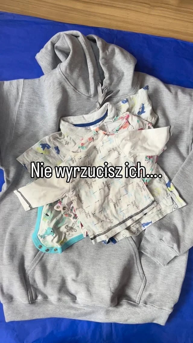 Są rzeczy, których nie da się odłożyć do pudełka 🤍 małe ubranka, z których się nie wyrasta „tak po prostu”, dlatego powstają takie projekty.Haft, w którym każda litera ma swoją historię 🧵 i zostaje na dłużej.Idealny prezent na Dzień Mamy ✨Zamówisz w wiadomości prywatnej 📩