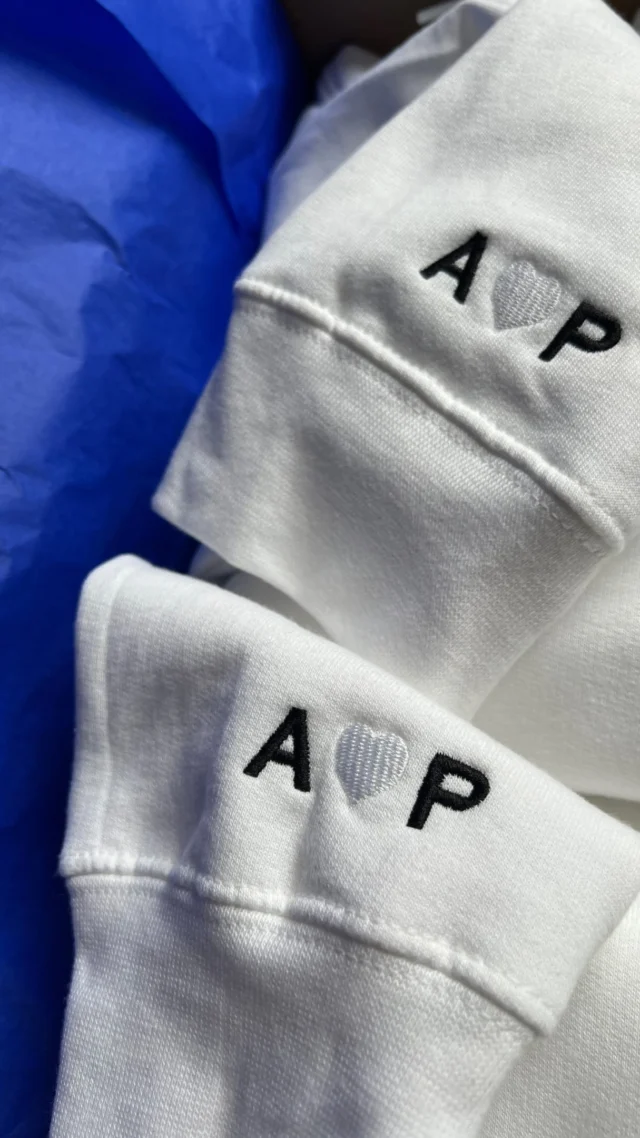 Matching bluzy, wspólny haft i małe detale, które znaczą więcej niż wygląda 👀To właśnie lubimy najbardziej w personalizacji - coś stworzonego dokładnie pod Was.I nie oszukujmy się… takie prezenty mają totalnie inny klimat niż kolejna przypadkowa rzec z Internetu 😭🤍ZAMÓWIENIA PRZYJMUJEMY NA NASZEJ STRONIE INTERNETOWEJ: www.tulipanka-store.pl
📩 lub napisz do nas wiadomość!
