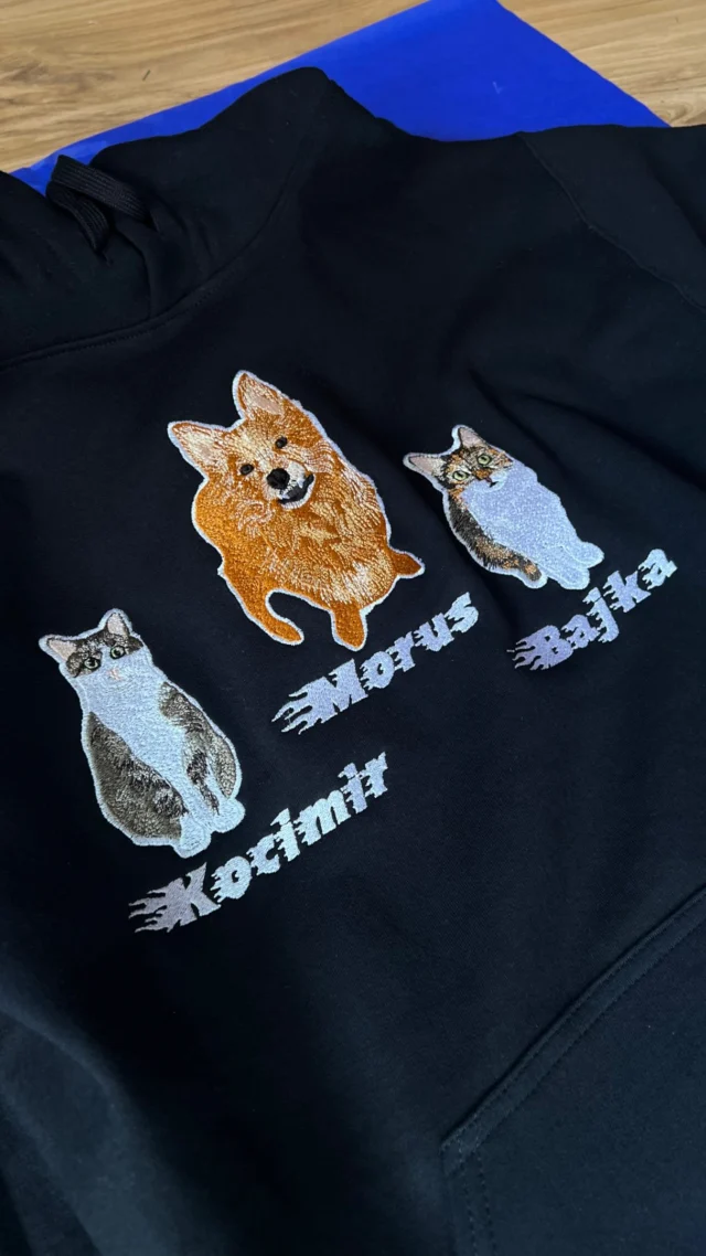 To coś więcej niż prezent 🎁 Bluza z haftowanymi zwierzakami ze zdjęcia - to emocje i wspomnienia 🥹🪡Haft personalizowany
✨Dodaj imię, datę, inicjał, symbolZŁÓŻ ZAMÓWIENIE  NA NASZEJ STRONIE INTERNETOWEJ: www.tulipanka-store.pl
📩 lub napisz do nas wiadomość!💌 Oznacz kogoś, kto też chciałby mieć swojego pupila na bluzie!