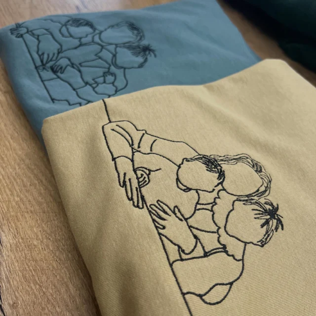 Pomysł na prezent na Dzień Taty? 🎁 Koszulka lub bluza personalizowana haftem z Waszego zdjęcia. Kontur dla lubiących minimalizm ✨Wykonujemy również wzory wypełnione - sprawdź nasz profilIdealny pomysł na prezenty, gdy chcesz dać coś naprawdę „od serca” ♥️Coś, co nie trafi na dno szafy po jednym dniu - tylko zostanie na lata.ZAMÓWIENIA PRZYJMUJEMY NA NASZEJ STRONIE INTERNETOWEJ: www.tulipanka-store.pl
📩 lub napisz do nas wiadomość!Jeśli chcesz zdążyć na czas - nie odkładaj na ostatnią chwilę 😉