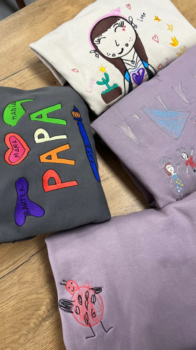 Prześlij nam rysunek swojego dziecka, a my stworzymy niepowtarzalną bluzę! ✨🥹🎁Oryginalny pomysł na prezent
🪡Haft personalizowany
✨Dodaj imię, datę, inicjał, symbolZAMÓW NA:
www.tulipanka-store.pl📩 lub napisz do nas wiadomość!Przyjmujemy zamówienia na Dzień Taty! Zamów odpowiednio wcześniej, aby zdążyć z dostawą!