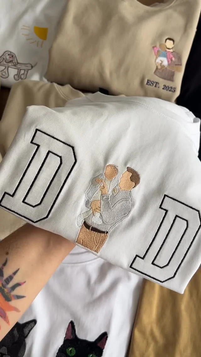 Wykonujemy hafty ze zdjęć, z rysunków dziecięcych i Waszych pomysłów na bluzach, koszulkach i akcesoriach 🎁Wyjątkowy prezent na Dzień Taty - to u nas!ZAMÓW NA: www.tulipanka-store.pl
📩 lub napisz do nas wiadomość!🪡 Udostępnij tę rolkę komuś, kto szuka pomysłu na wyjątkowy prezent.