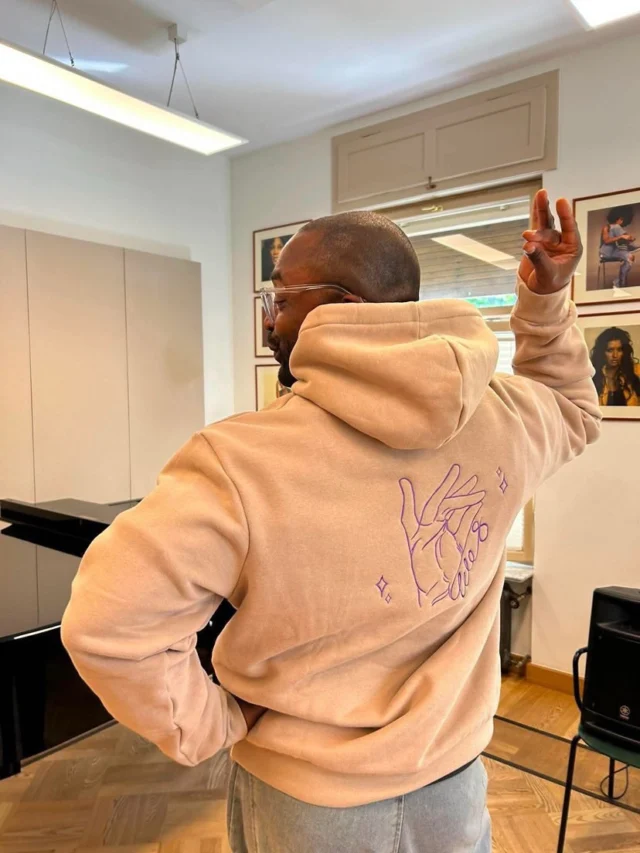 Jakiś czas temu dostaliśmy prośbę od studentów musicalu z Akademii Muzycznej w Łodzi o realizację haftu na bluzie, która ma być prezentem dla profesora na zakończeniem zajęć. Takie świetne zdjęcia dostaliśmy!Cieszymy się, że to co robimy sprawia radość 🥰