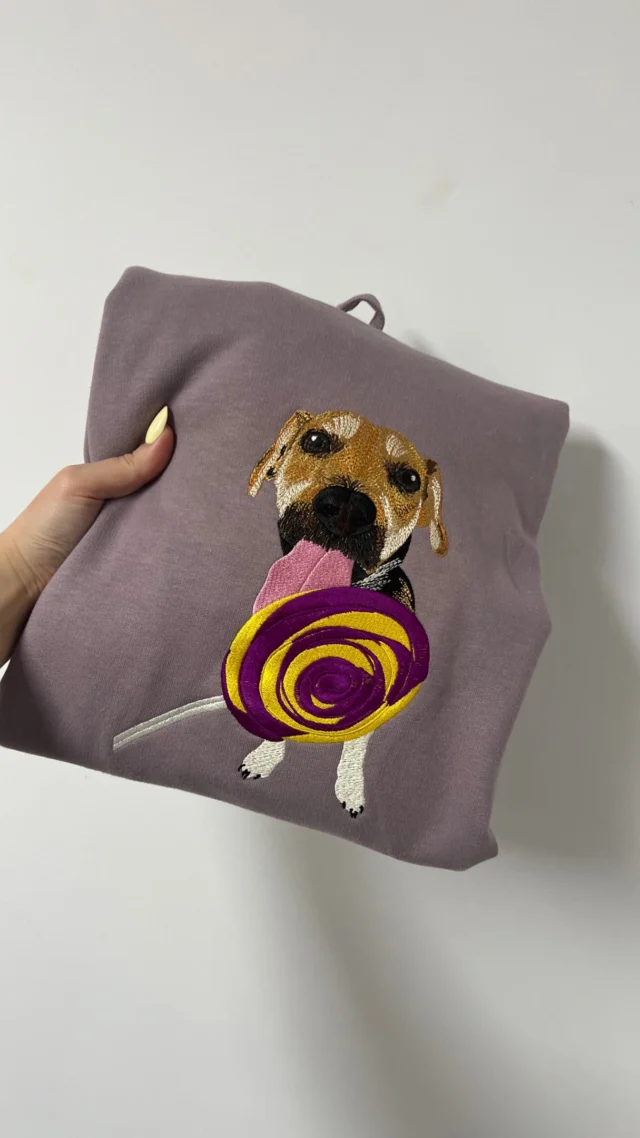 Są zdjęcia, które aż proszą się o to, żeby zostały z nami na dłużej 🐶💜
Każdy projekt przygotowujemy indywidualnie - dobieramy kolory nici, opracowujemy wzór i wszystkie detale, aby oddać charakter Waszego pupila jak najlepiej.Jeśli marzy Ci się bluza, t-shirt lub inny produkt z haftem Twojego psa (lub innego zwierzaka), po prostu prześlij nam zdjęcie. Resztą zajmiemy się my 🤍Kolor bluzy na rolce: paragonZAMÓW NA: www.tulipanka-store.pl
📩 lub napisz do nas wiadomość!A teraz przyznajcie… czy ten słodki pyszczek też skradł Wam serce? 🥹🐾