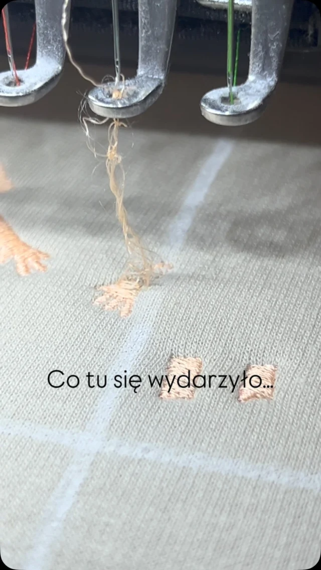 Co tu się wydarzyło? 😅 No cóż… hafciarka też czasem ma swoje plany 🙈Tulipanka Haft • haft komputerowy • personalizowana odzież • haft ze zdjęcia • tulipanka-store
