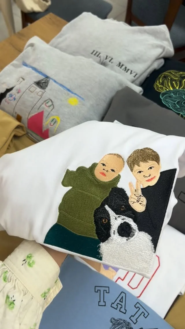 Wyślij nam zdjęcie, a my wykonamy wzór 🪡Wyjątkowy pomysł na prezent 🎁 Bluzy i koszulki z haftem postaciZAMÓW NA: www.tulipanka-store.pl
📩 lub napisz do nas wiadomość!W ofercie mamy:
🐱🐶 HAFT ZWIERZAKA ZE ZDJĘCIA
👫HAFT POSTACI ZE ZDJĘCIA
👩‍❤️‍👨HAFTY DLA PAR
✍️HAFT Z RYSUNKU DZIECKA
🏎️HAFT SAMOCHODU
🪡HAFTY INDYWIDUALNE
🧵HAFTY LOGO