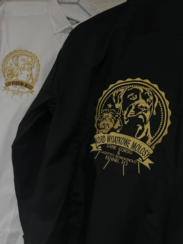 Haft logo dla hodowliDuży haft wykonany na koszuli, prezentuje się wyjątkowo 🪡Haft to elegancki i trwały sposób na oznakowanie odzieży ✨Potrzebujesz odzieży z haftem dla swojej firmy lub grupy? Napisz do nas 🌷E-mail: tulipanka.info@gmail.com
