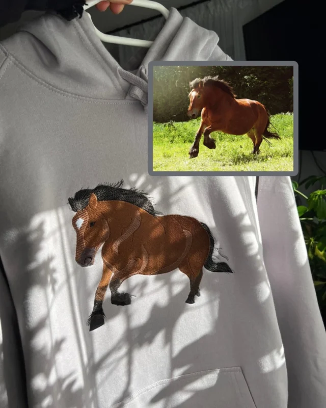 Bluza z haftem konia na podstawie zdjęcia 🪡Prześlij nam zdjęcie ukochanego zwierzaka, a my wykonamy haft ✨Wyjątkowy pomysł na prezent 💝ZAMÓW NA: www.tulipanka-store.pl
📩 lub napisz do nas wiadomość!Sprawdź zakładkę „HAFT ZWIERZAKA” 🐾Na realizacji mamy bluzę 100% z bawełny organicznej - taka bluza jest dostępna u nas do zamówienia w wiadomości prywatnej 📩Masz pomysł na własny wzór? Skontaktuj się z nami ✨
